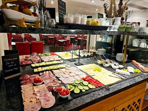 Wurst und Käse am Buffet