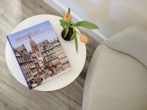 Buch über Frankfurt auf einem tisch