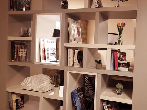 Einige Bücher im Regal