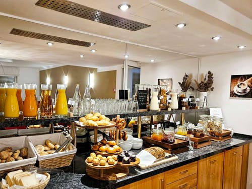 Speisen und getränke am Buffet