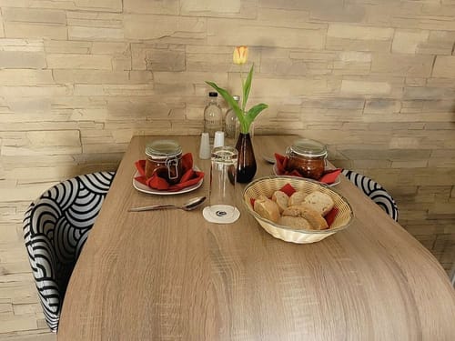 Eingedeckter Tisch mit Speisen