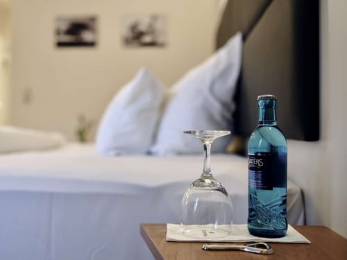 Flasche Wasser auf dem Nachttisch