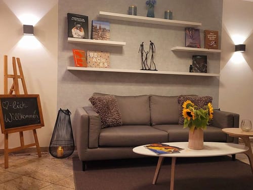 Kleine Lobby mit einer Couch und Stühlen