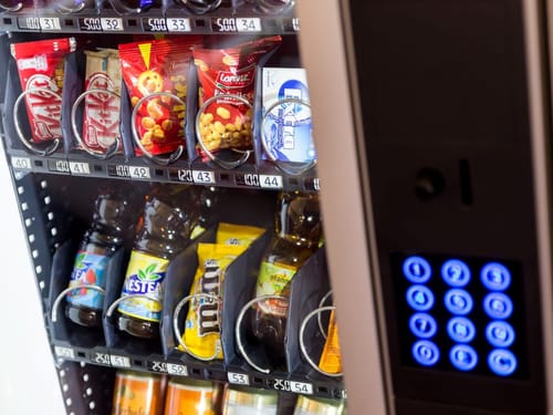 Verschidene Snacks im Automaten