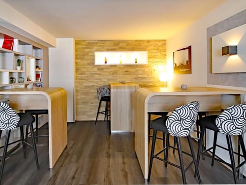 Hohe Tische und Barhocker