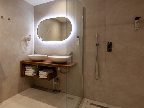 Geräumiges Badezimmer