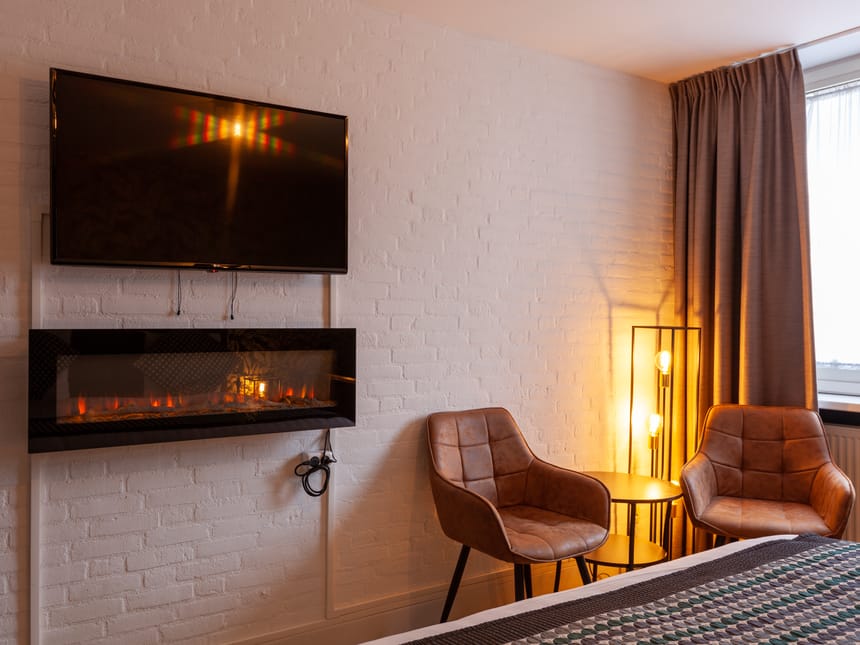 TV, Sitzecke und ein unechter Kamin
