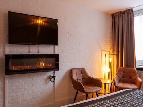 TV, Sitzecke und ein unechter Kamin