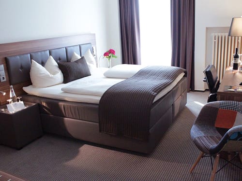 Boxspringbett, Schreibtisch, Stuhl und Leselampe