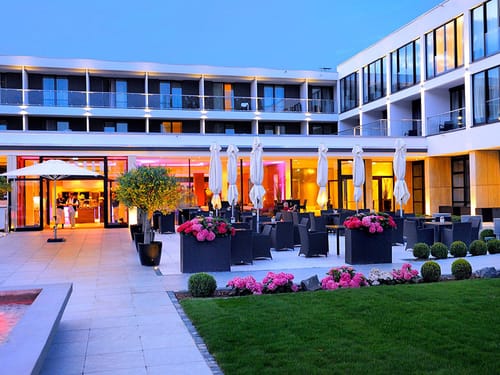 verschiedene Tischgruppe auf der Hotelterrasse
