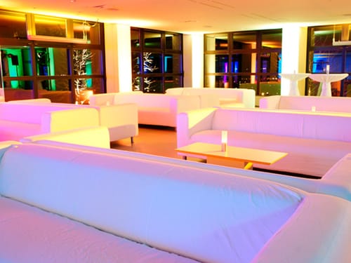 weiße Loungemöbel in der Eingangshalle