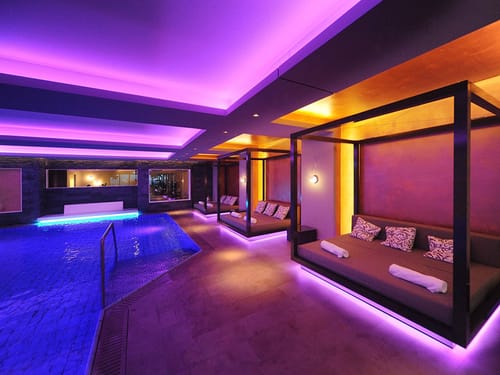 Pool und Relaxiegen im Wellnessbereich