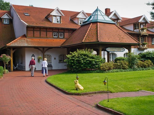 Hoteleingang Außen mit einem kleinen Garten