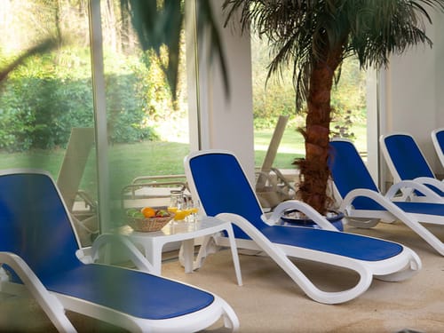 Relaxliegen im Wellnessbereich
