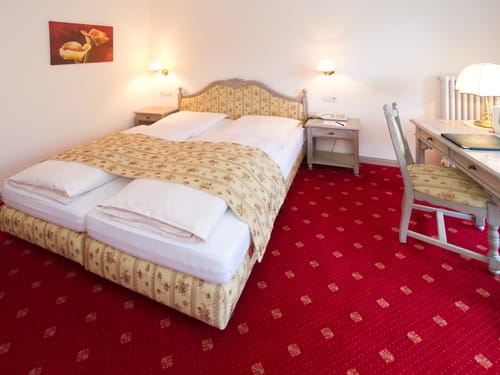 Zimmer mit Stühlen und einem Schreibtisch