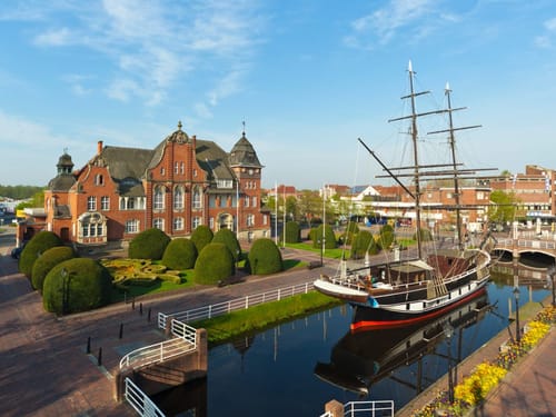 Rathaus und historisches Segelschiff am Stadtkanal