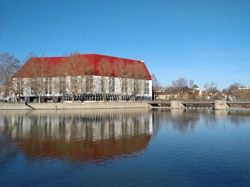 Hotel am Tag von Aussen