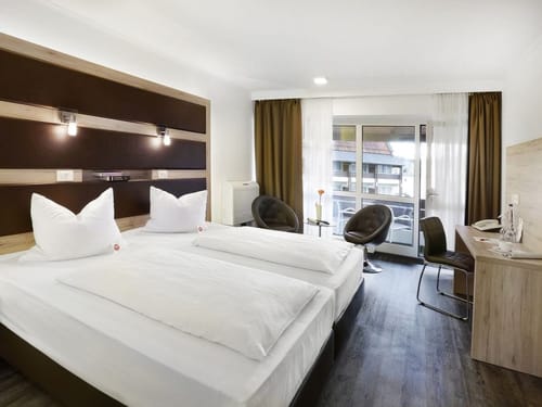 Zimmer mit Schreibtisch und Stühlen