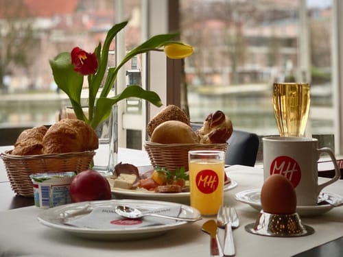 Gedeckter Frühstückstisch