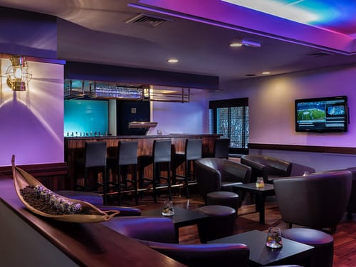 Hotel Bar mit Barhockern und Loungemöbeln