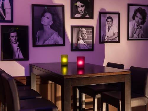 Tisch in der Hotelbar mit Barhockern
