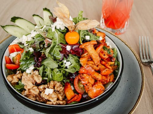 Frischer Salat mit gebratenen Pfifferlingen, Walnüssen und Feta