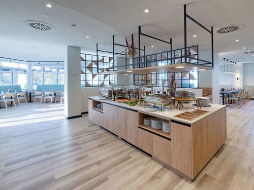 Modernes Buffetrestaurant mit lichtdurchflutetem Ambiente und stilvoller Einrichtung