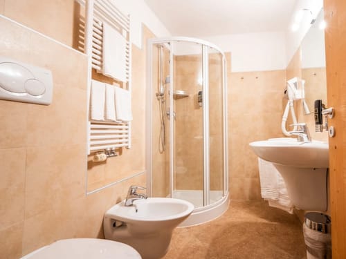 Badbereich mit Waschtisch, Dusche und Wandföhn