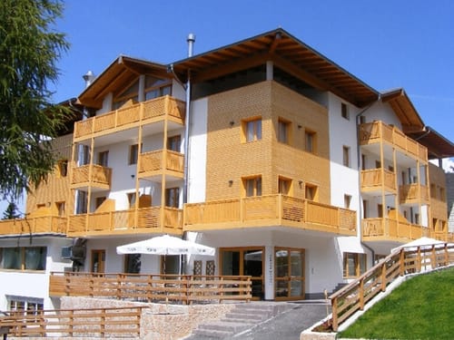 Ansicht Hotel bei Sonnenschein