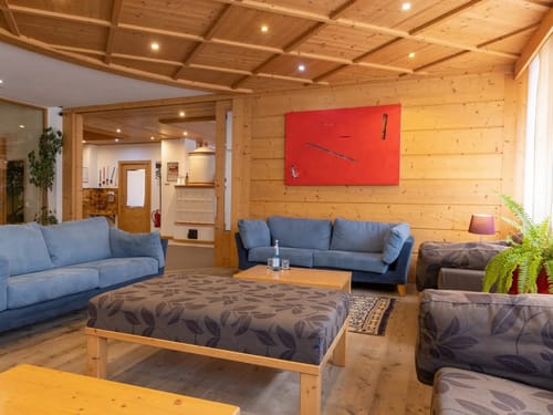 verschiedene Sitzgelegenheiten in der Lobby