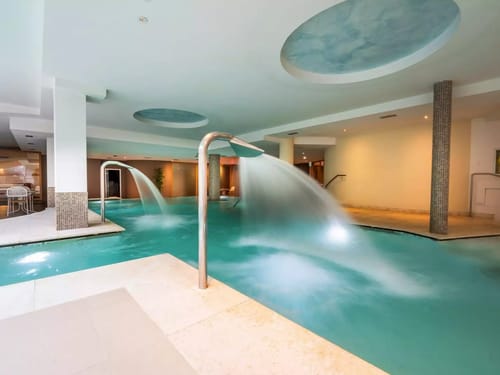 Innenpool mit Regenduschen