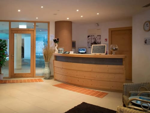 Eingangsbereich und Lobby mit Rezeption
