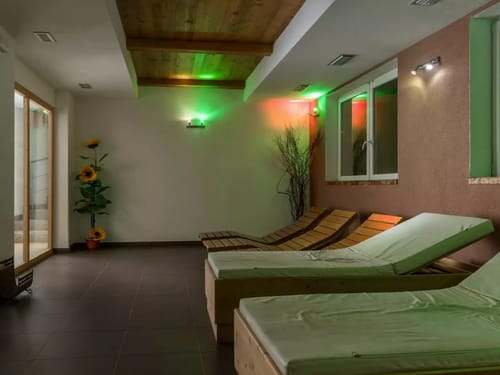 verschiedene Relaxliegen im Ruheraum mit Panoramafenstern