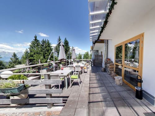 Hotelterrasse mit verschiedenen Sitzgelegenheiten und Panoramasicht