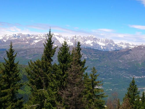 herrlicher Ausblick auf die verschneiten Berge