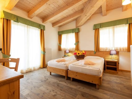Doppelzimmer mit Twinbett, Schreibtisch und Stuhl