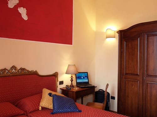 elegantes Doppelzimmer mit Doppelbett, Tisch, Stuhl und Kleiderschrank