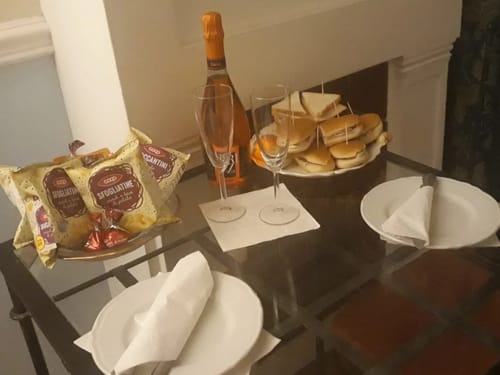 verschiedene Snack mit Sekt