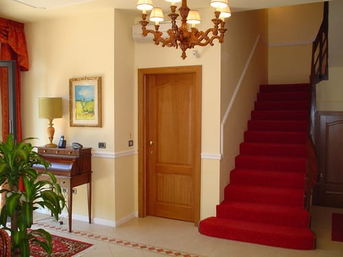 Lobby mit Treppenaufgang zu den Hotelzimmern