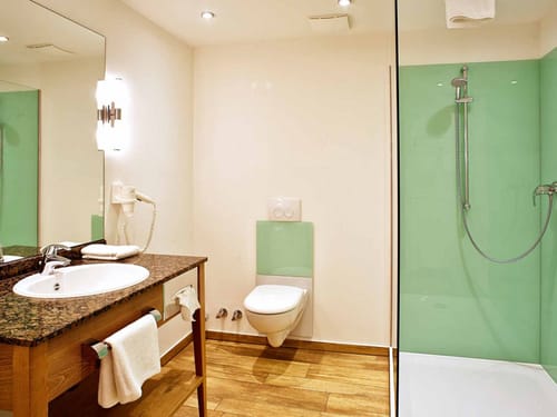 Modernes Badezimmer mit Dusche und WC