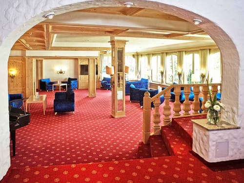 Große Lobby mit vielen Sitzmöglichkeiten