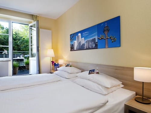 Standard Doppelzimmer mit Doppelbett und Balkon
