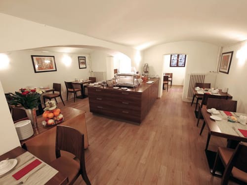 gedeckte Tische im Frühstücksraum