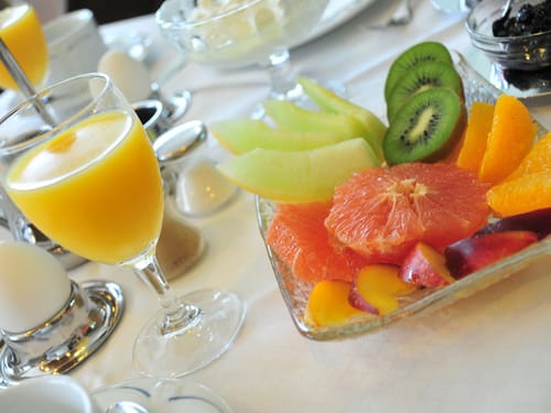 Frisches Glas Orangensaft mit einer Auswahl an Obst