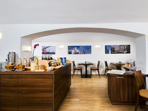 Buffetinsel und verschiedene Sitzmöglichkeiten im  Speisesaal