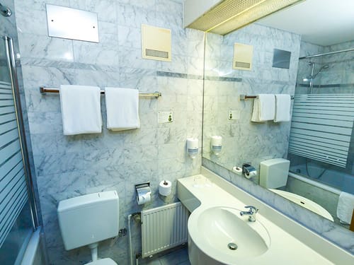 Bad mit Wandspiegel, Waschtisch und WC