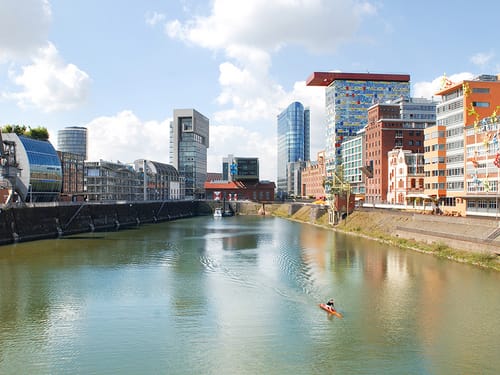 bunte Hochhäuser am Rhein in Düsseldorf