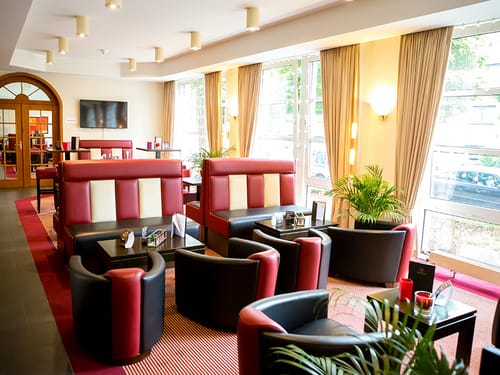 Lobby und Hotelbar mit verschiedenen Sitzmöglichkeiten