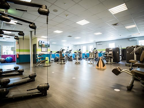 verschiedene Cardiogeräte im Fitnessraum