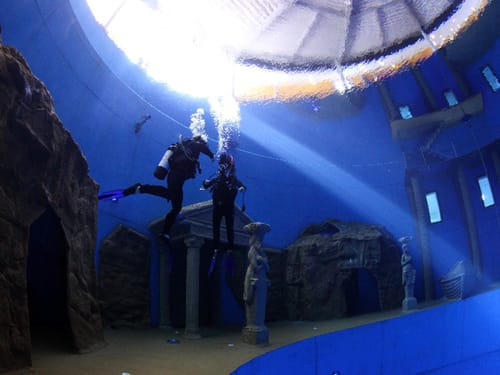 Sport und Wasserwelt mit Tauchturm
